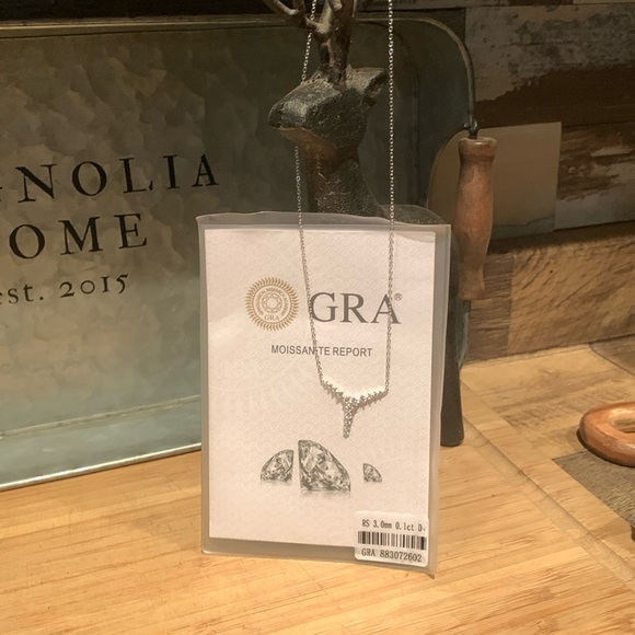 Beautiful station Y Moissanite necklace - Picture 1 of 8